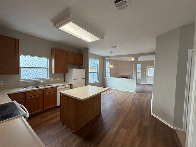 Building Photo - CENTRALLY LOCATED 3 BEDROOM SINGLE STORY HOME IN STEUBING RANCH SUBDIVISION*ISLAND KITCHEN