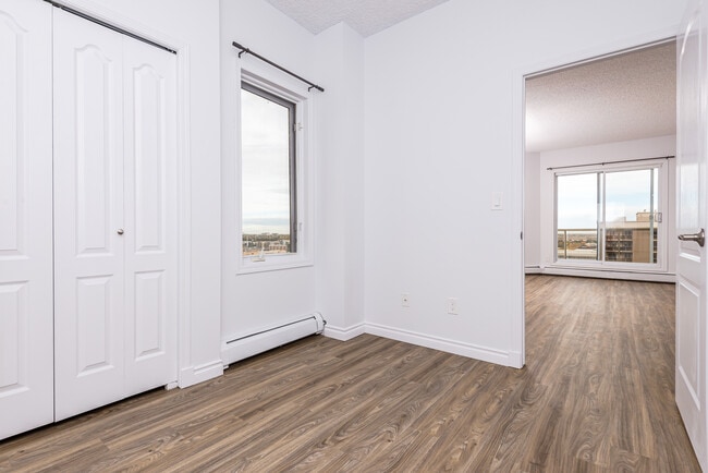 Building Photo - Grand Central Manor