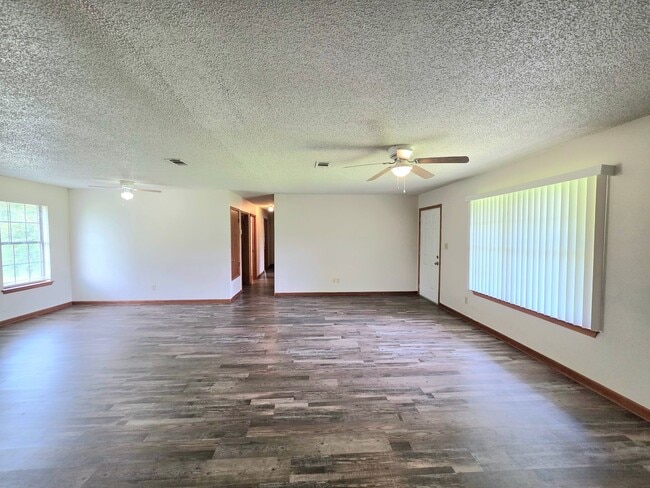 Building Photo - 733 Neal Rd