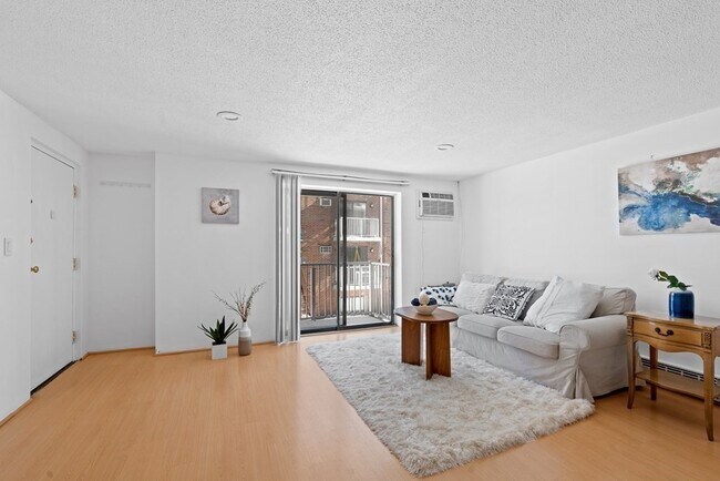 Foto del edificio - 1186 Worcester Rd
