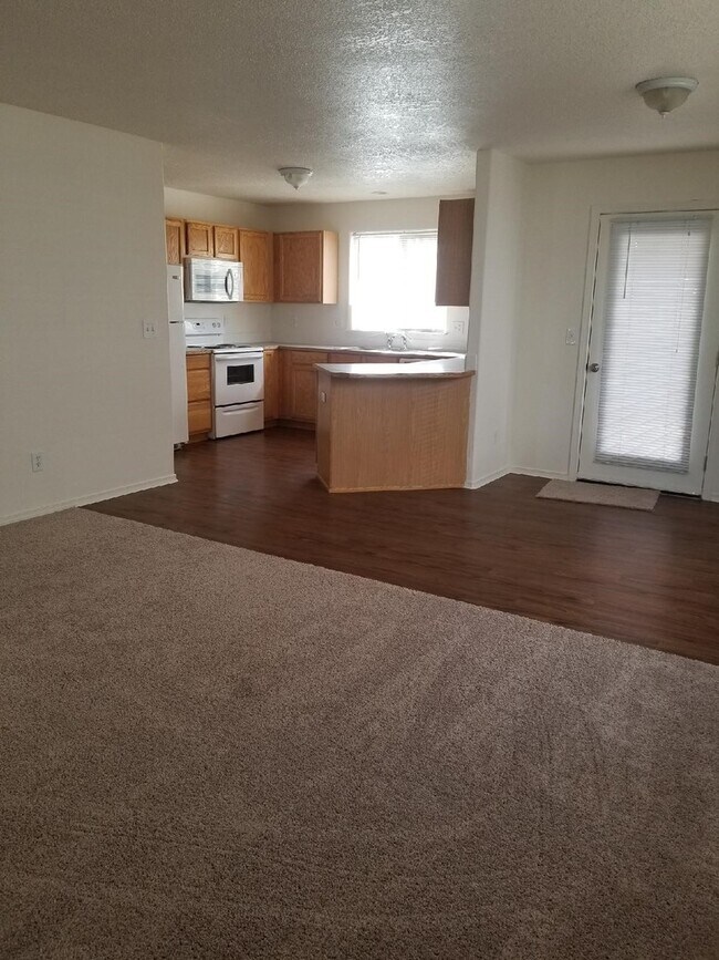 Building Photo - 3 bedroom 2.5 bath home