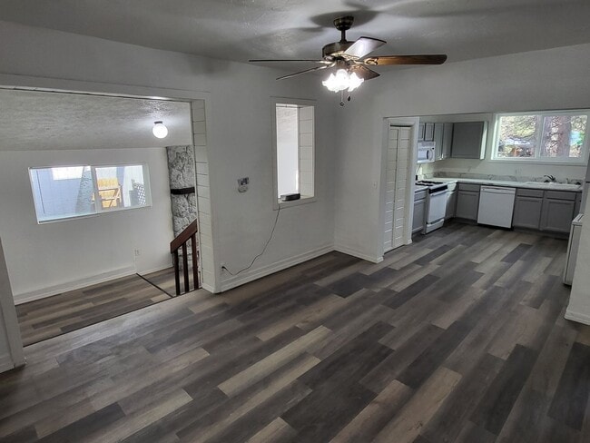 Building Photo - 2 Bedroom, 1 Bathroom - North of the Hospital