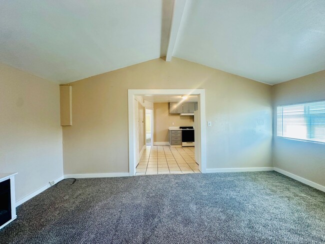 Building Photo - West St Duplex