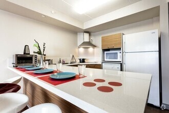 Building Photo - Bridgeport House - Student Living