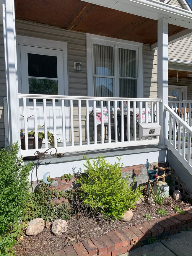 Front covered porch - 722 Chess St