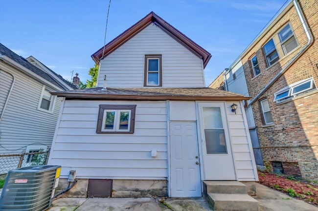 Building Photo - 4170 W Cornelia Ave