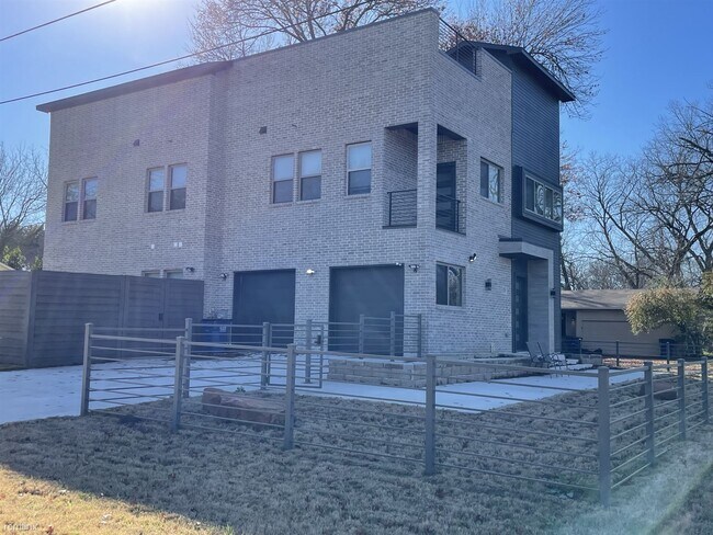 Building Photo - 7 br, 6 bath House - 1700 Enchanted Lane