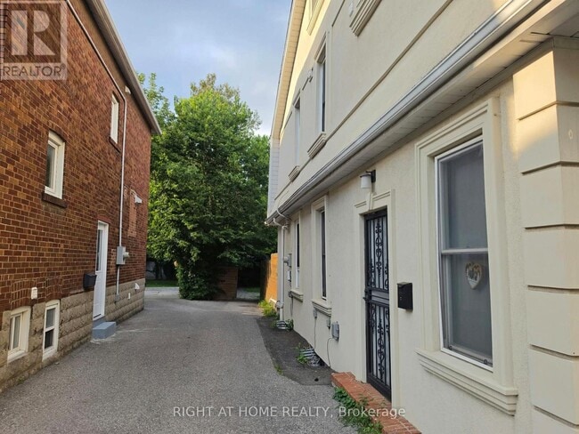 Building Photo - 154 Davisville Ave