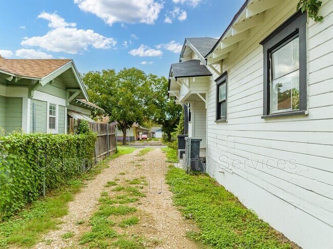 Building Photo - 2111 Homan Ave