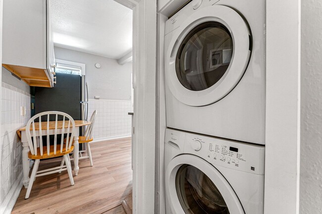 Building Photo - Super cute 1 BR 1 bath unit with front and...