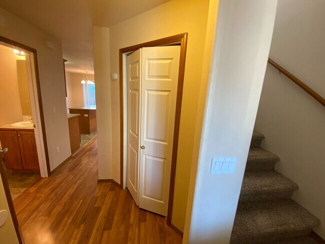 Foto del edificio - Centrally Located Townhouse w/ Single Car Garage!