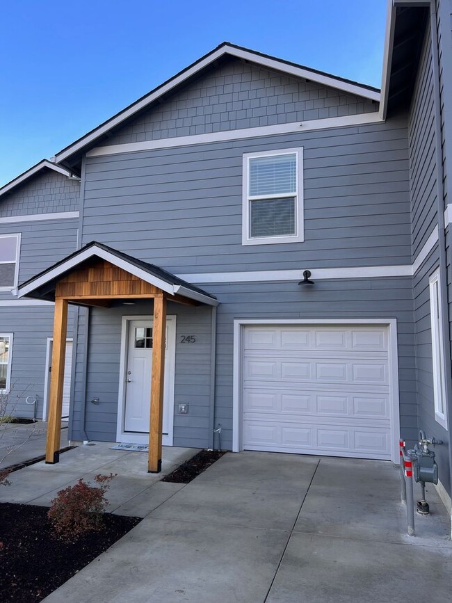 Building Photo - Beautiful Spacious New Built Townhome for ...