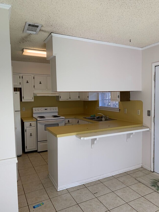 Building Photo - Great yard for entertaining....