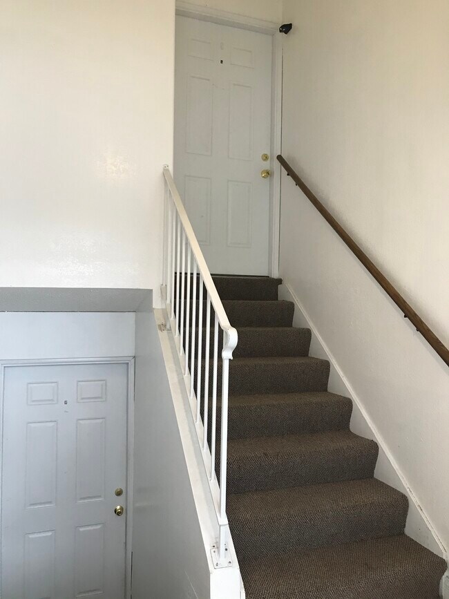 Split level enclosed entryway - 9381 Campbell Terrace Dr