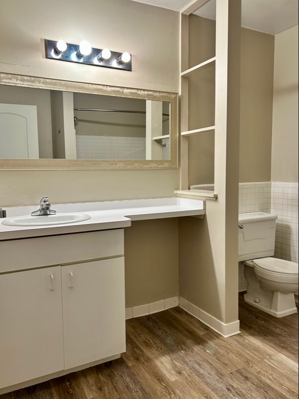 Building Photo - 426 N Fox Hills Dr