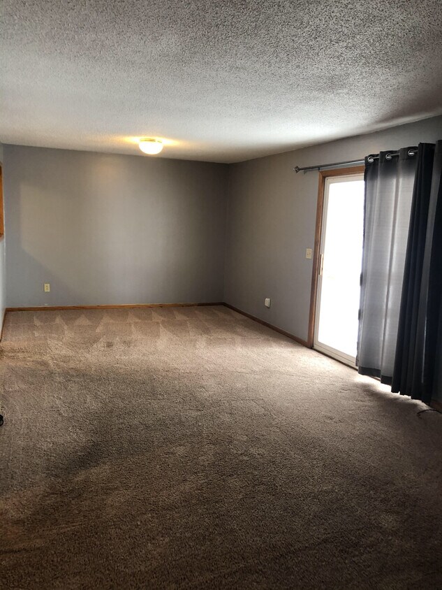 107 Crestview Dr, Eldridge, IA 52748 Townhome Rentals in Eldridge IA