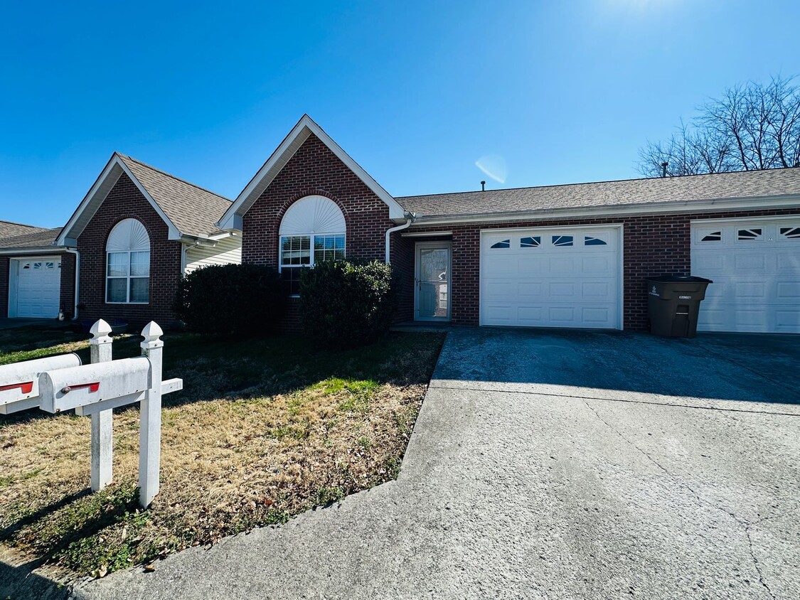 2BR/2BA condo – Vaulted Ceilings, Granite Kitchen & Prime North Knoxville Location - 2BR/2BA condo – Vaulted Ceilings, Granite Kitchen & Prime North Knoxville Location