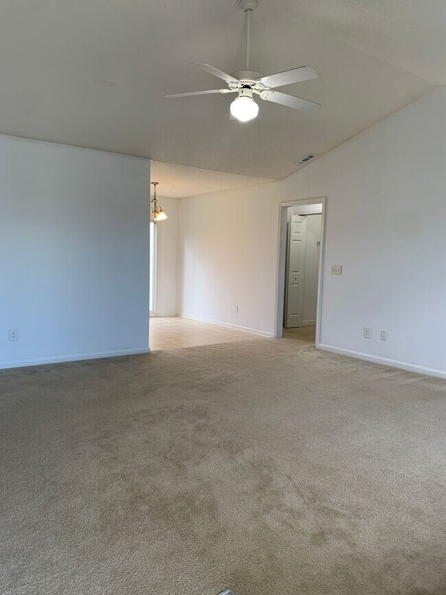 Foto del edificio - Available Now - 3 Bedroom, 2 Bath House on Newbury Lane