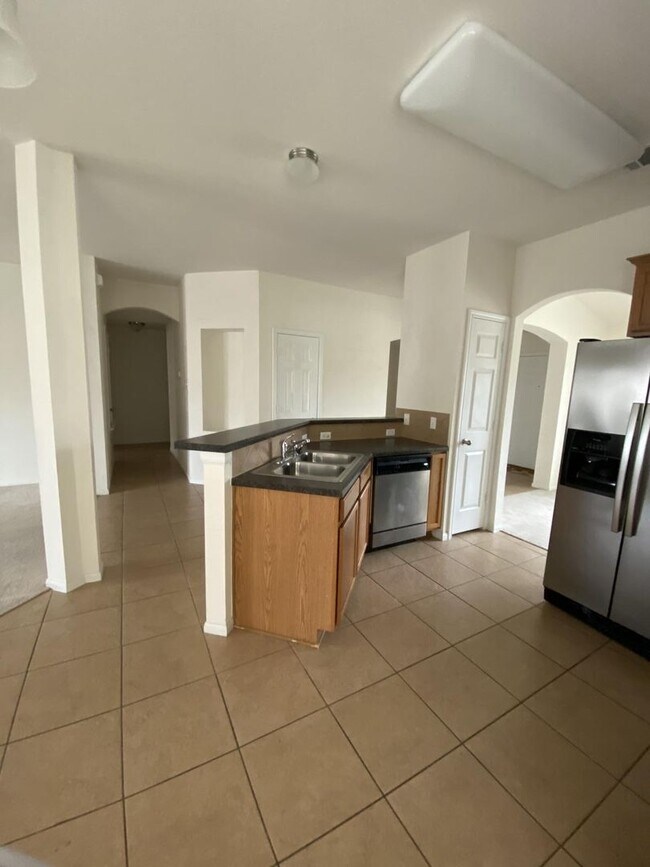 Foto del edificio - AVAILABLE NOW! - 2 WEEKS FREE!