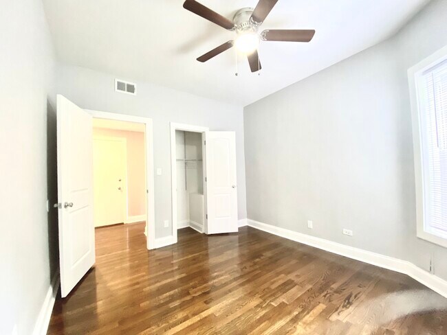 Building Photo - 907 W Agatite Ave