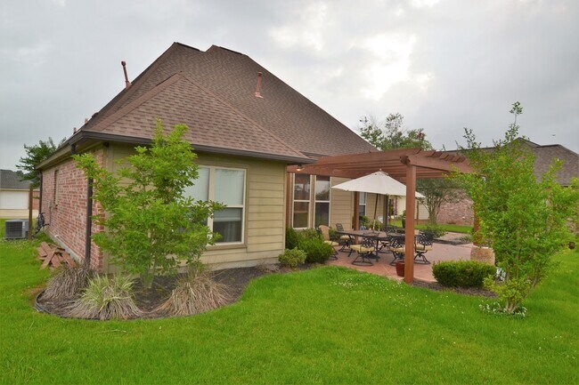 Building Photo - Beautiful 4 Bedroom Estate in the Pointe S...