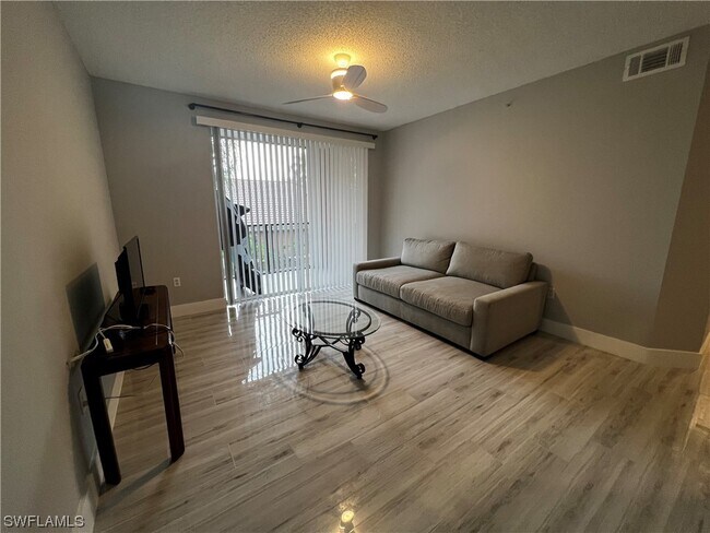 Foto del edificio - 1235 Reserve Way