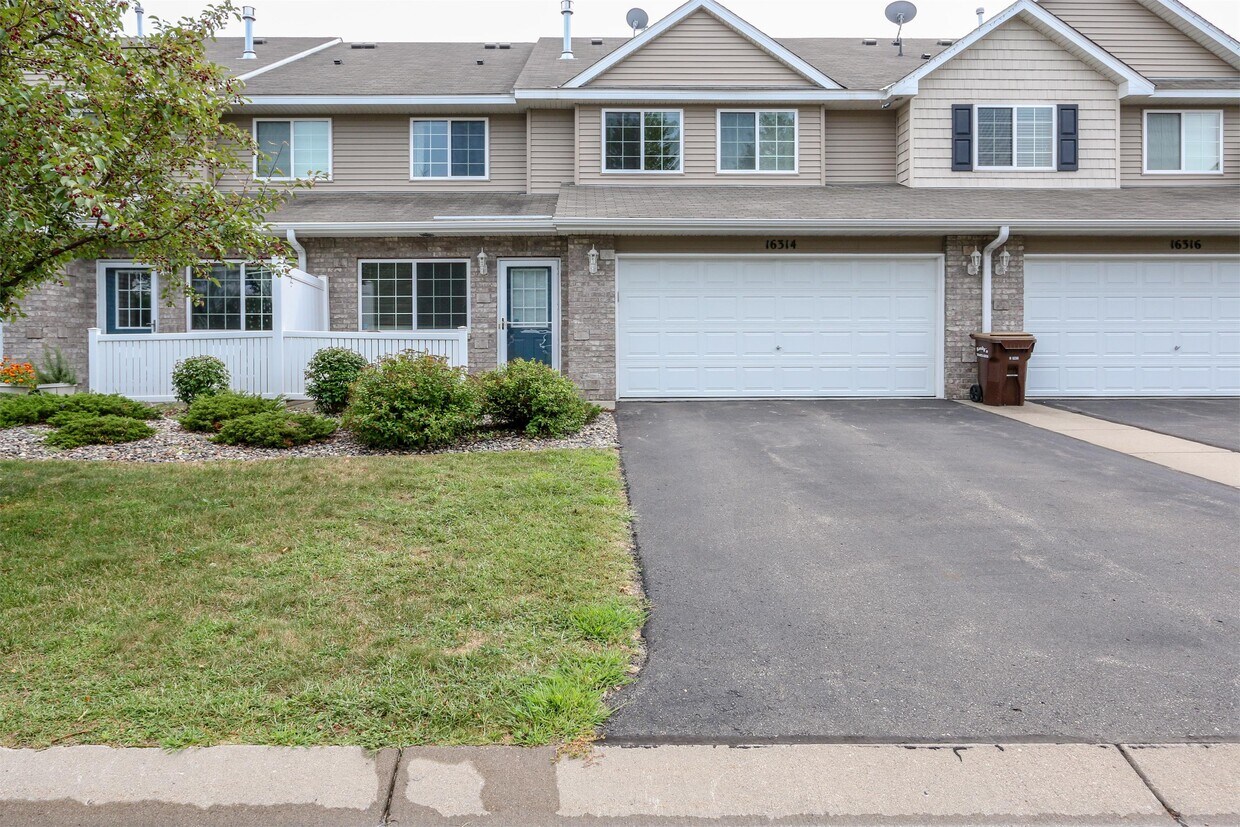 Primary Photo - 16314 Elm Creek Ln