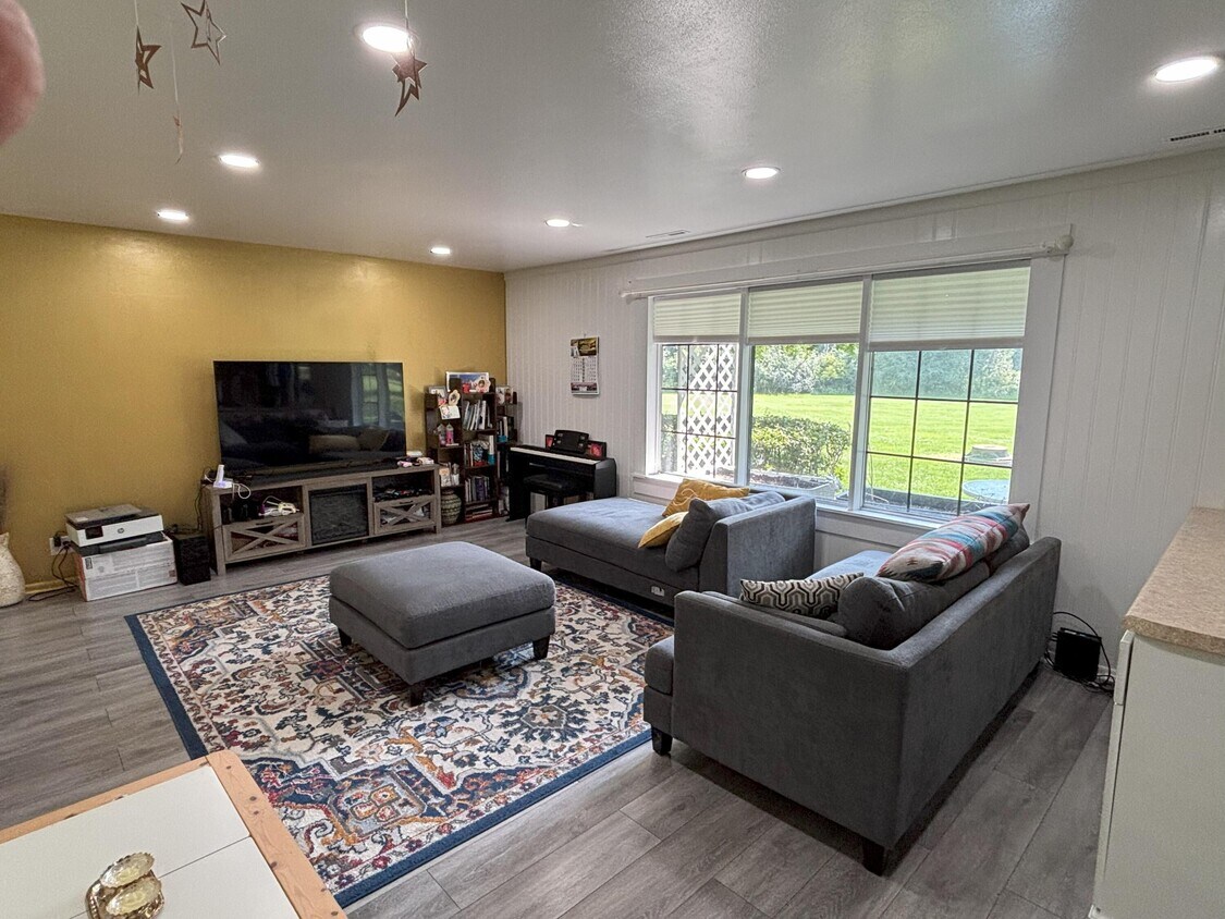Foto principal - 20245 Independence Dr