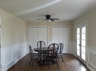 Building Photo - Brick ranch close to downtown Hinsdale