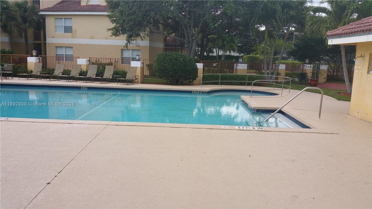 Foto principal - 7640 Westwood Dr