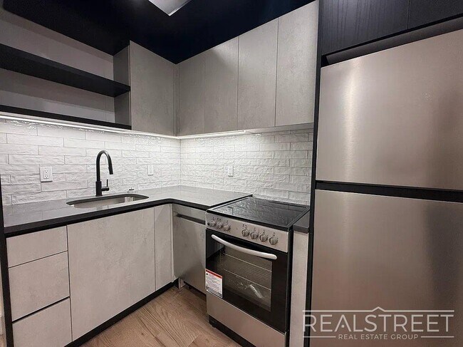 Foto del edificio - Beautifully Renovated 2-Bedroom Apartment in Flatbush