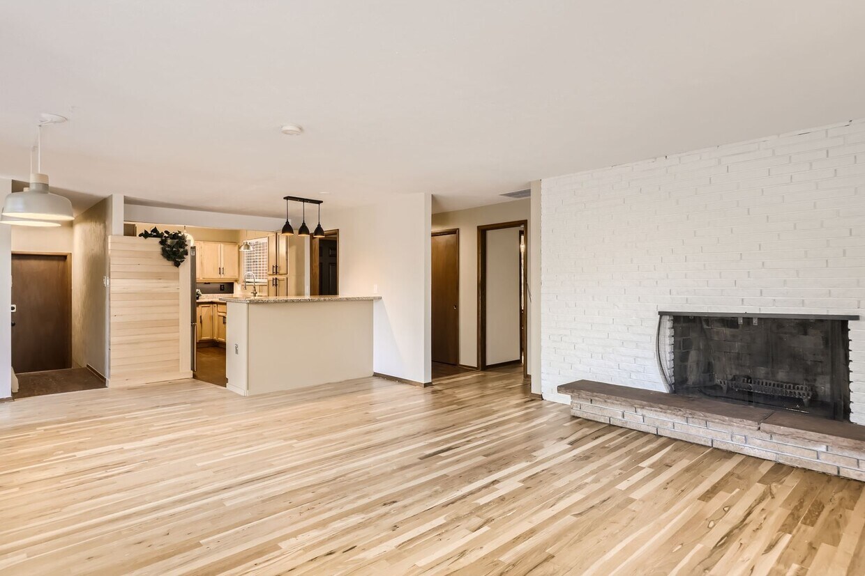 Primary Photo - Centrally Located 3 bed, 2 bath Ranch Styl...