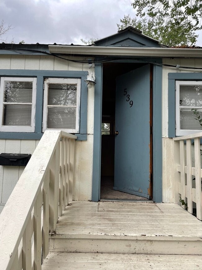 Building Photo - Three Bedroom, One Bathroom House with Fen...