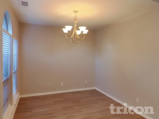 Building Photo - 511 Wolf Dr