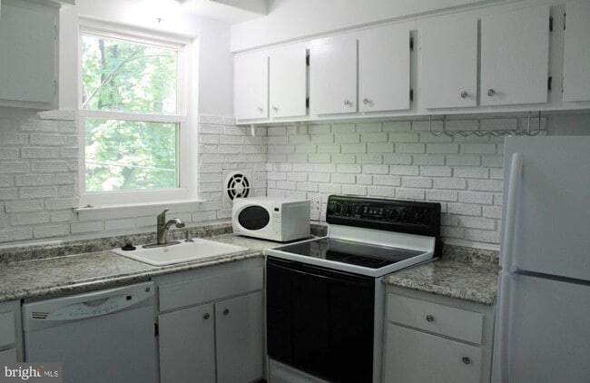 Building Photo - 333 Lacey Ave