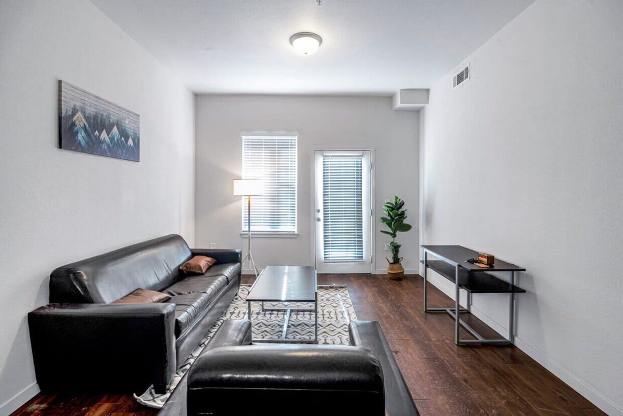 Primary Photo - 1758 6th Ave