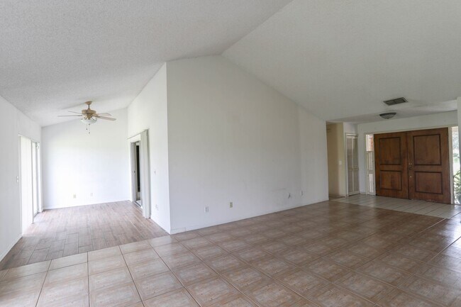 Foto del edificio - 512 White River Dr