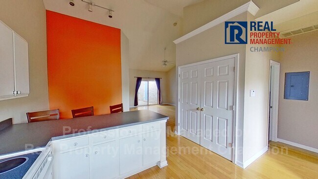 Foto del edificio - Charming Townhome with Split Floorplan
