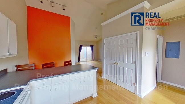 Photo - Charming Townhome with Split Floorplan