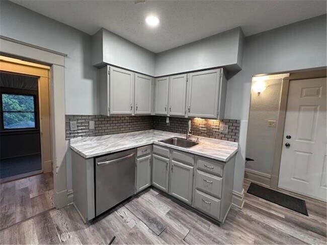 Foto del edificio - 734 Sims Ave