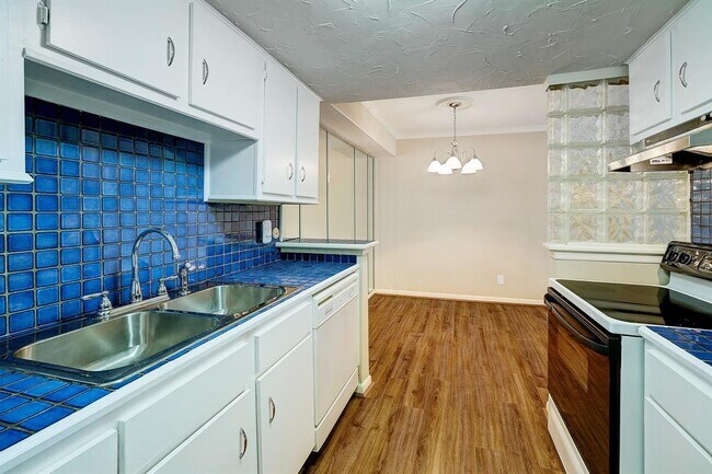 Building Photo - 845 Augusta Dr