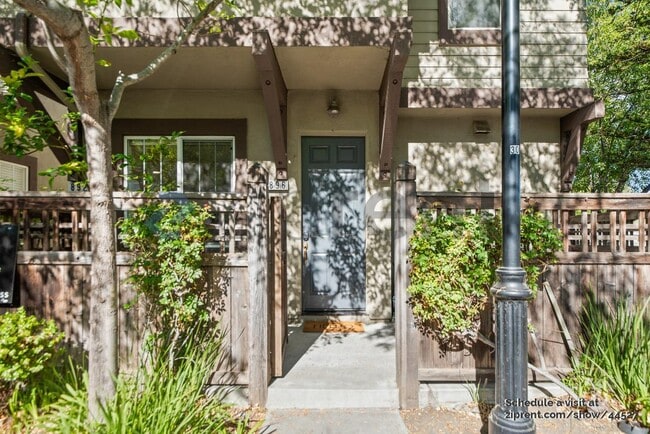 Building Photo - 896 Towne Dr