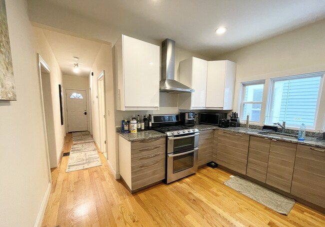 Building Photo - 7 Sudan St