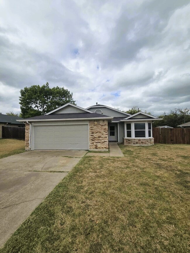 Foto del edificio - 3213 Honeysuckle Dr