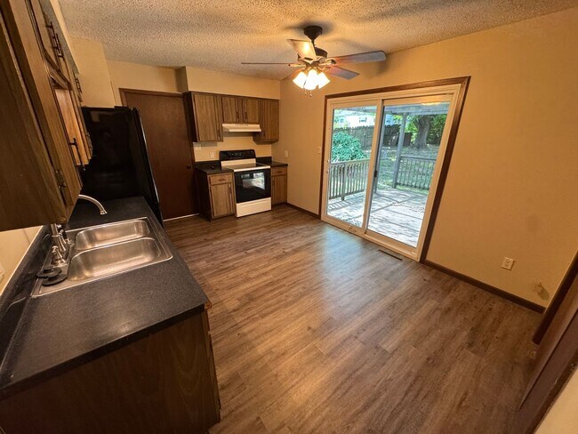 Foto del edificio - 3 bedroom 2 bath Springfield Home located ...