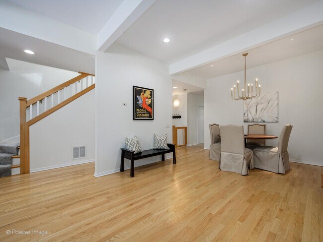 Building Photo - 1322 W Webster Ave