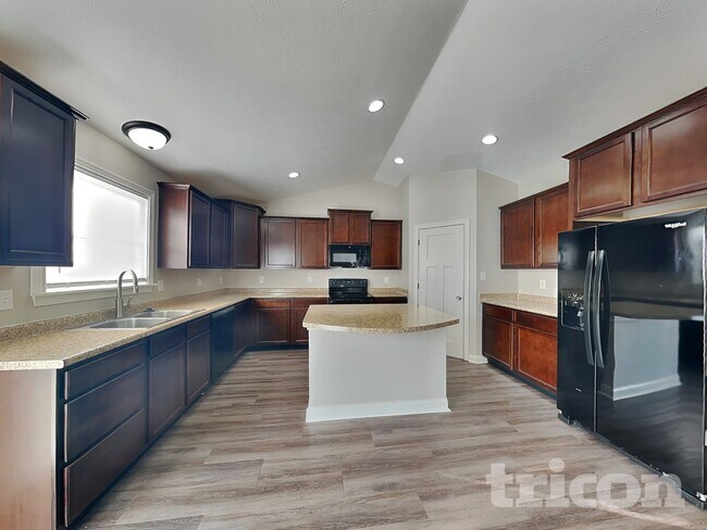 Foto del edificio - 3345 Deerbrook Dr