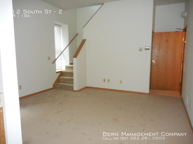 Building Photo - Townhouse Style Apartment one bedroom Down...