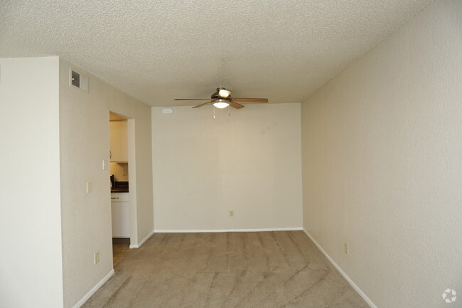 1BR, 1BA - 725 SF - Clear View