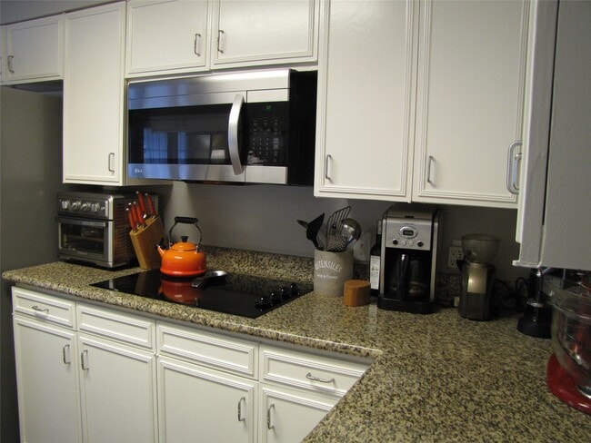 Building Photo - 7902 Meadowcroft Dr